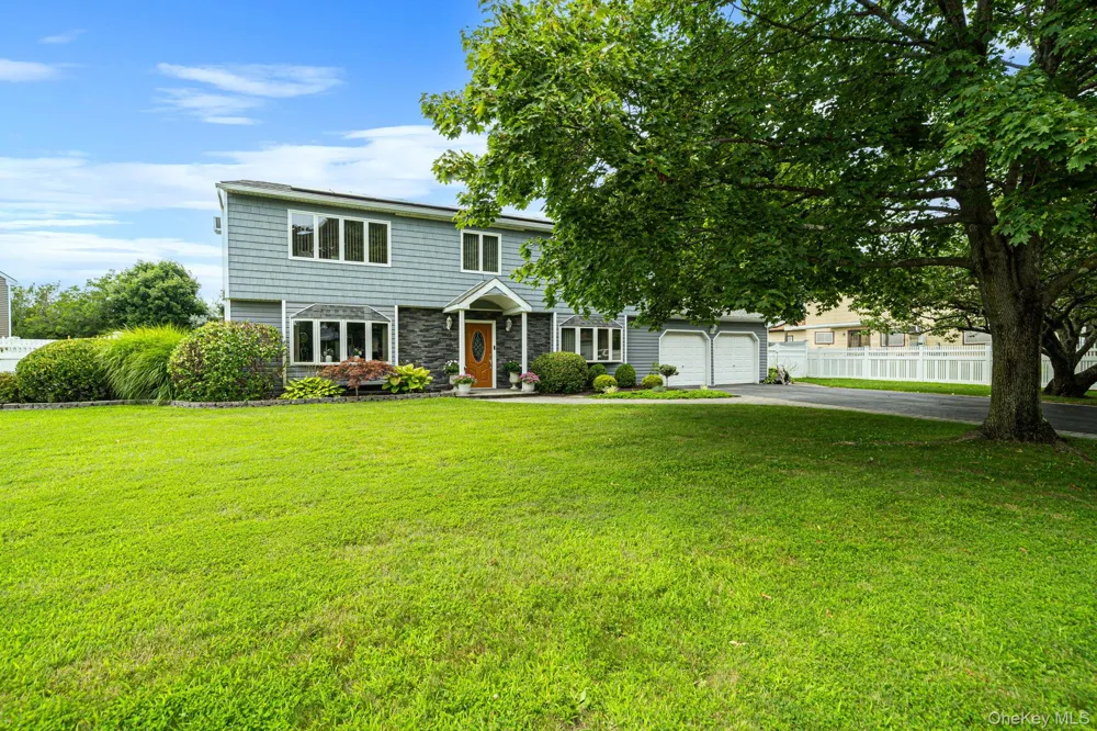 4 Loma Street Medford, NY 11763
