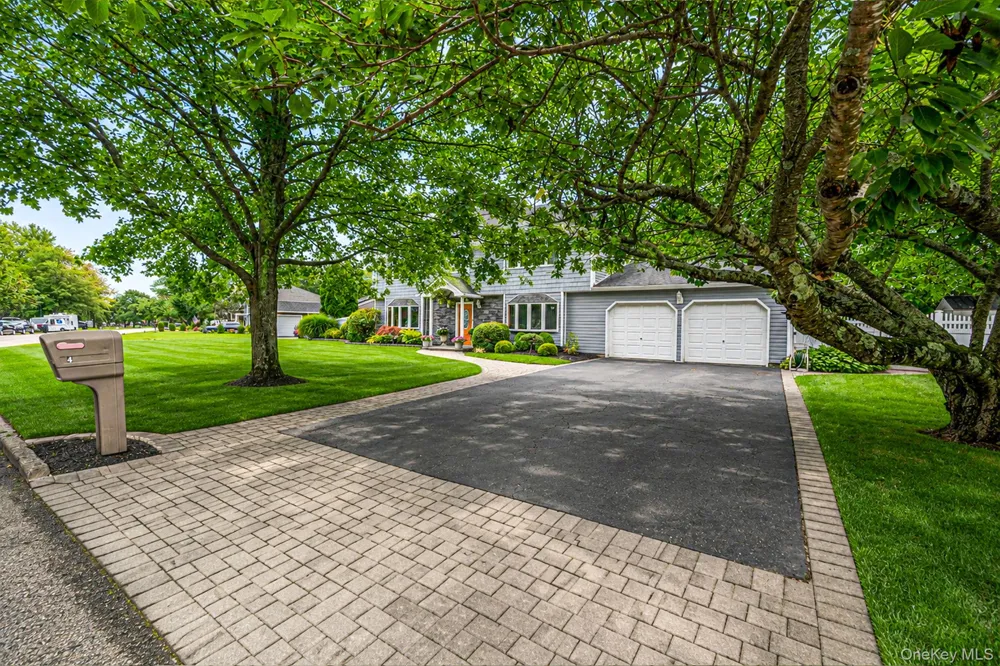 4 Loma Street Medford, NY 11763