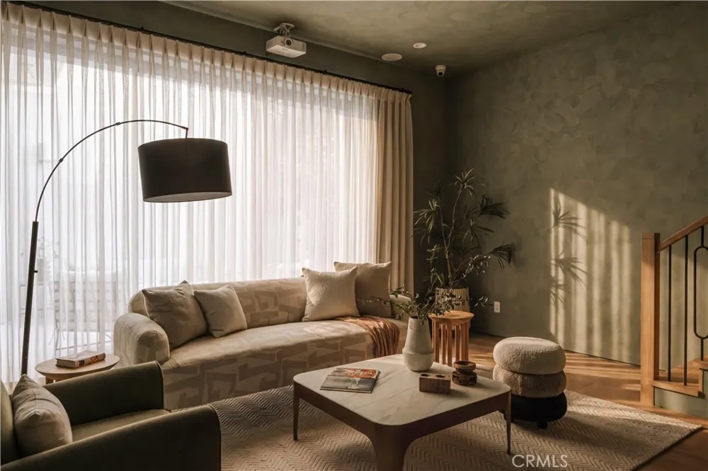 13218 Hesby Street Sherman Oaks, CA 91423