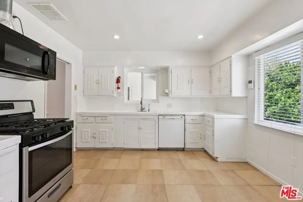 6727 Orion Avenue Van Nuys, CA 91406