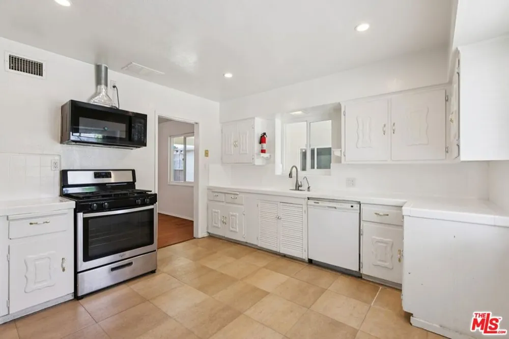 6727 Orion Avenue Van Nuys, CA 91406