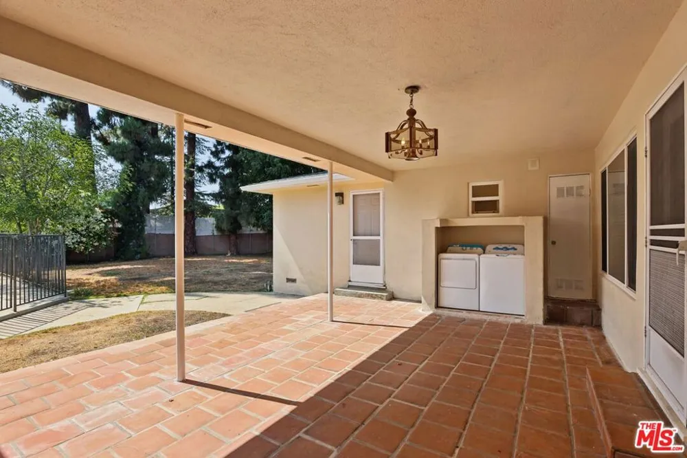 6727 Orion Avenue Van Nuys, CA 91406