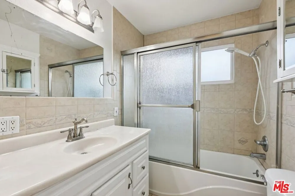 6727 Orion Avenue Van Nuys, CA 91406