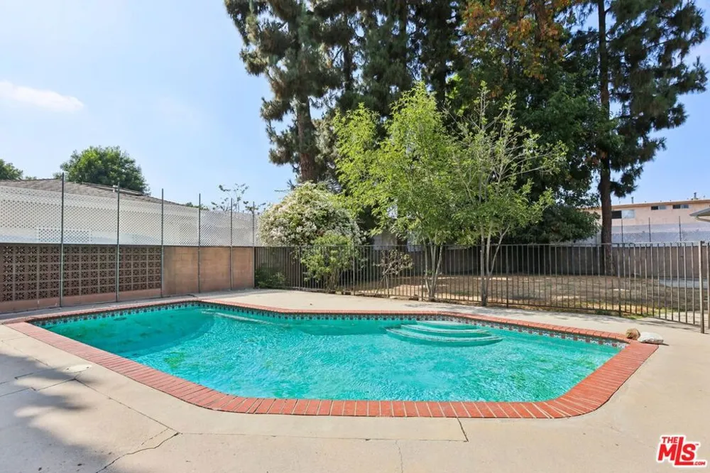 6727 Orion Avenue Van Nuys, CA 91406