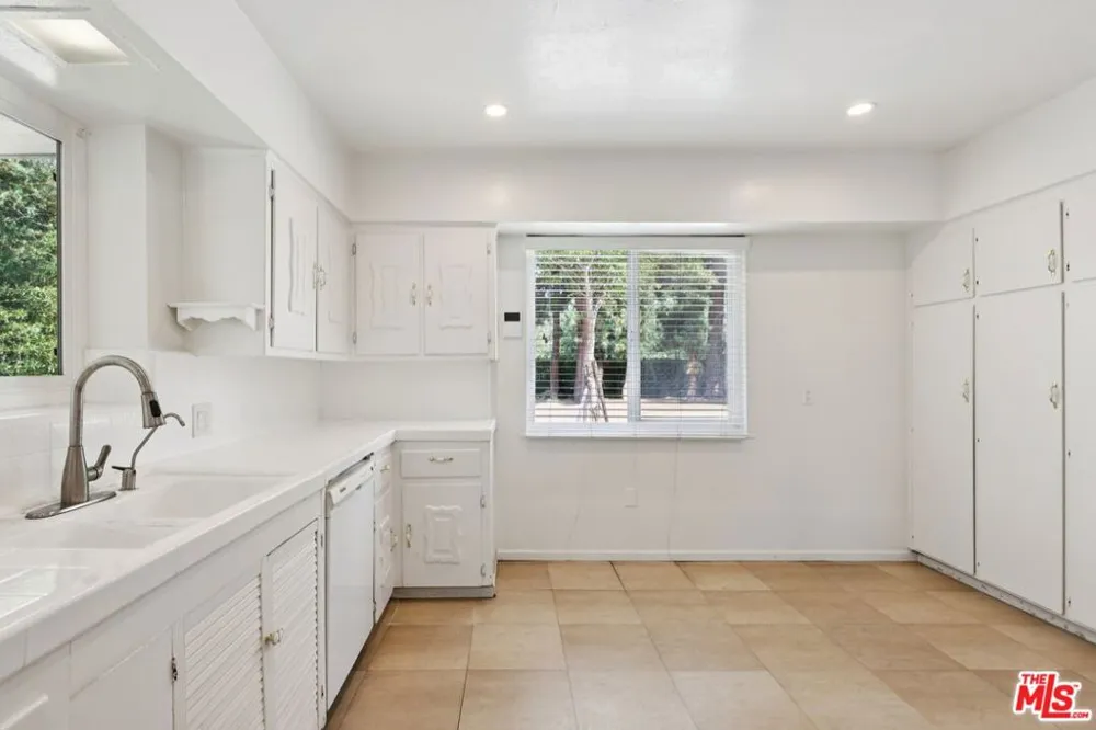 6727 Orion Avenue Van Nuys, CA 91406