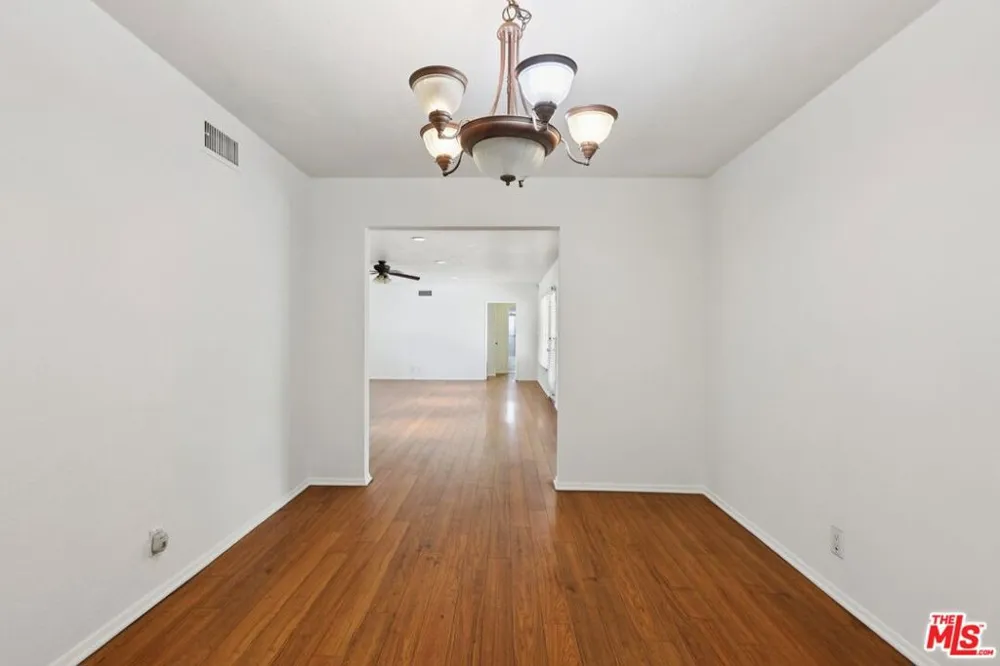 6727 Orion Avenue Van Nuys, CA 91406