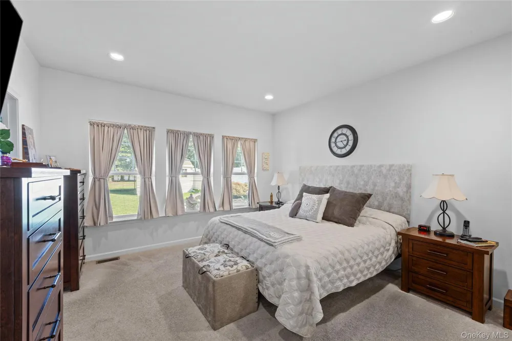 32 Pondview Circle Shirley, NY 11967