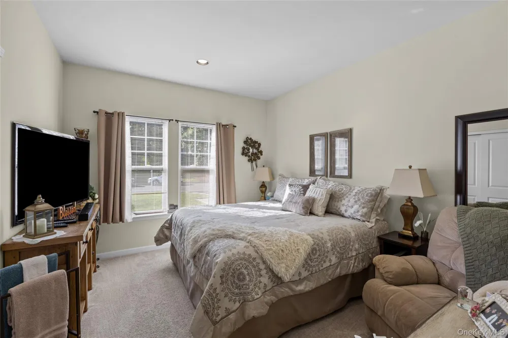 32 Pondview Circle Shirley, NY 11967