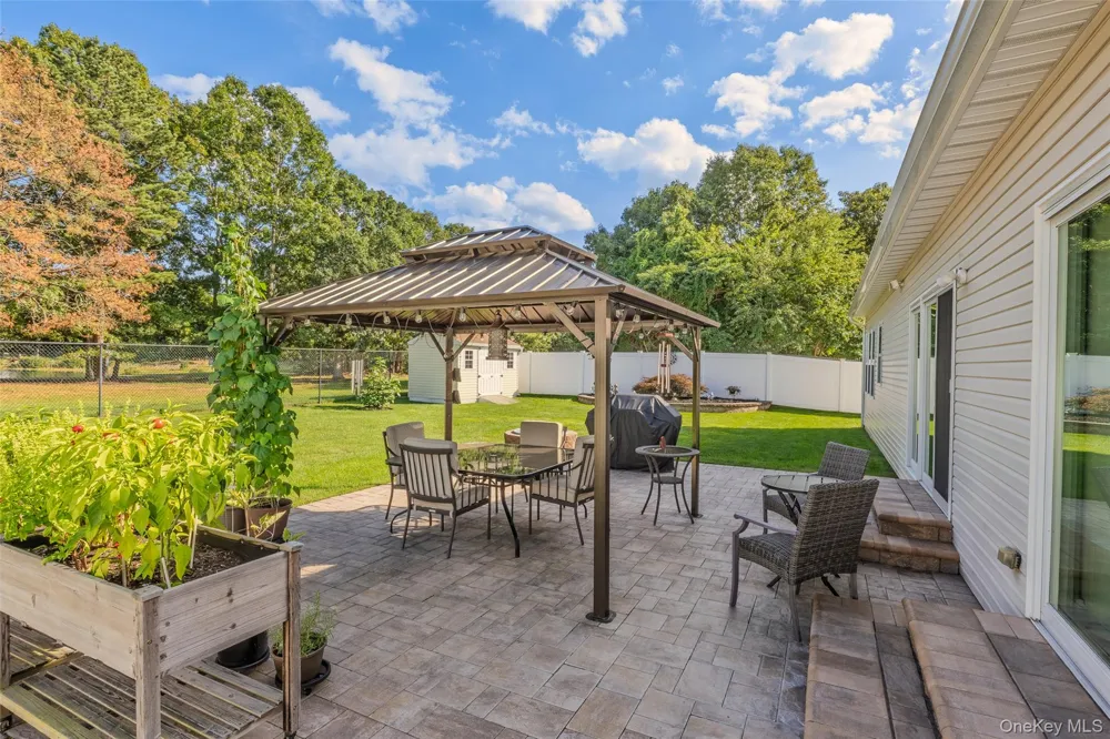 32 Pondview Circle Shirley, NY 11967