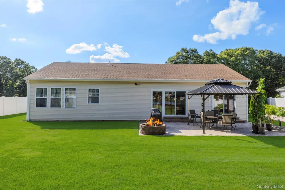 32 Pondview Circle Shirley, NY 11967