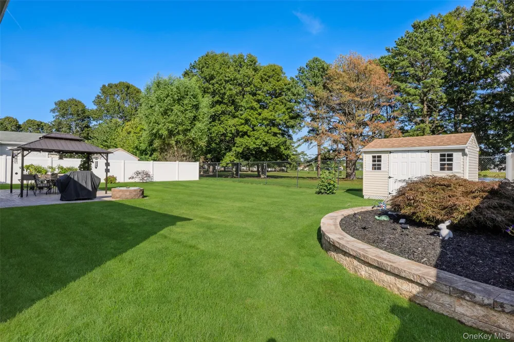 32 Pondview Circle Shirley, NY 11967
