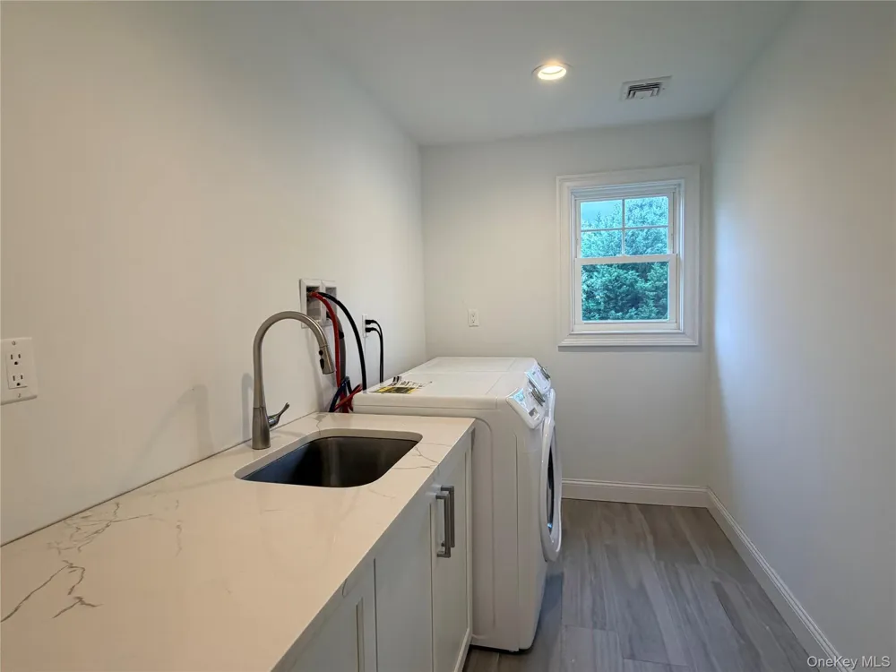 28 E Fern Dr Jericho, NY 11753