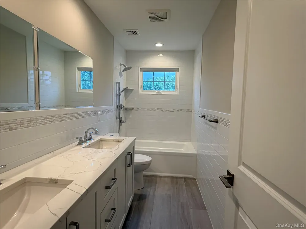 28 E Fern Dr Jericho, NY 11753