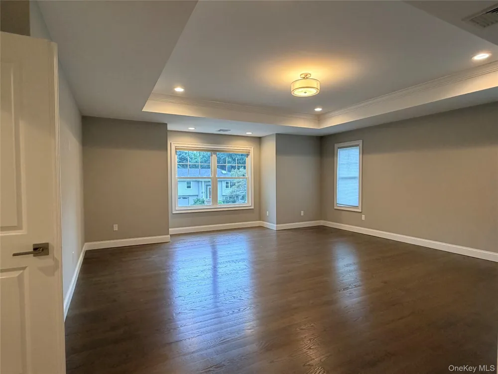 28 E Fern Dr Jericho, NY 11753