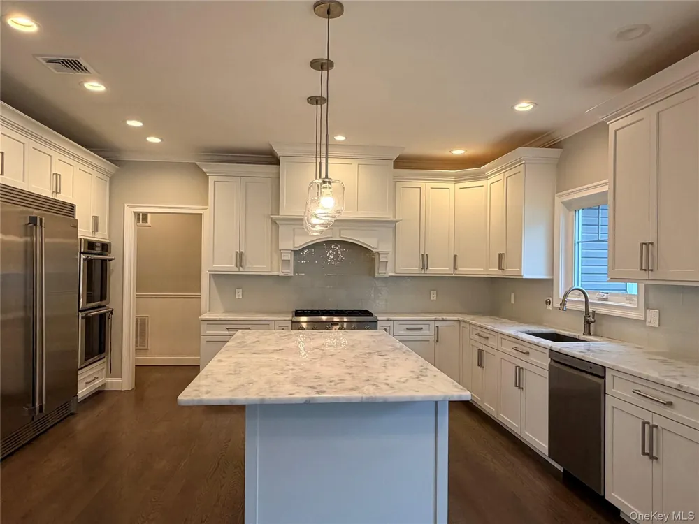 28 E Fern Dr Jericho, NY 11753