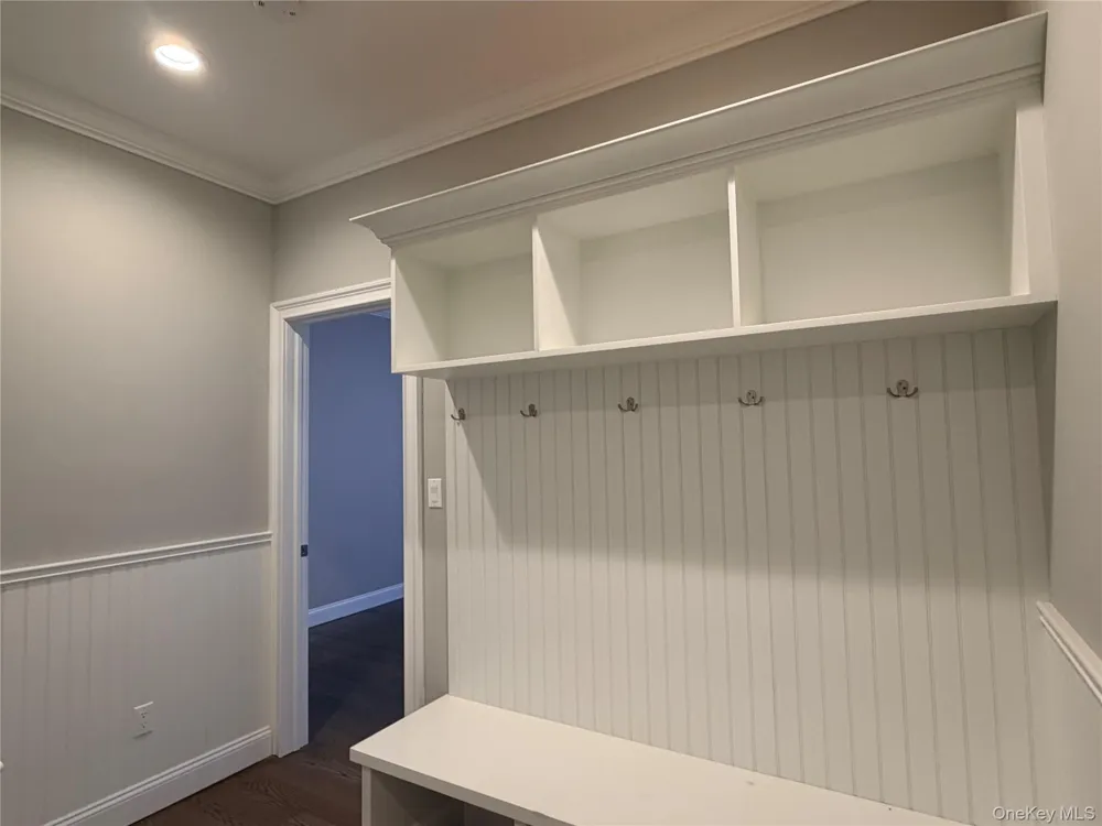 28 E Fern Dr Jericho, NY 11753
