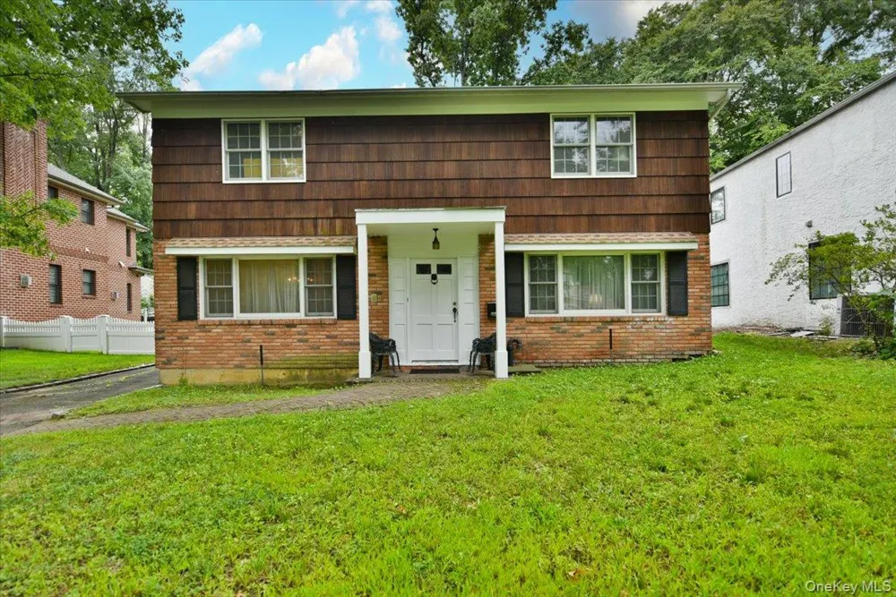 12 HUTCHINSON COURT Great Neck, NY 11023