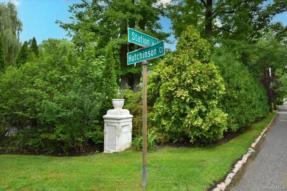 12 HUTCHINSON COURT Great Neck, NY 11023