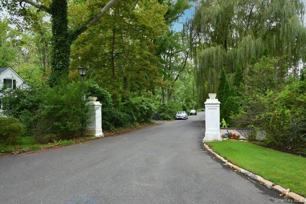 12 HUTCHINSON COURT Great Neck, NY 11023