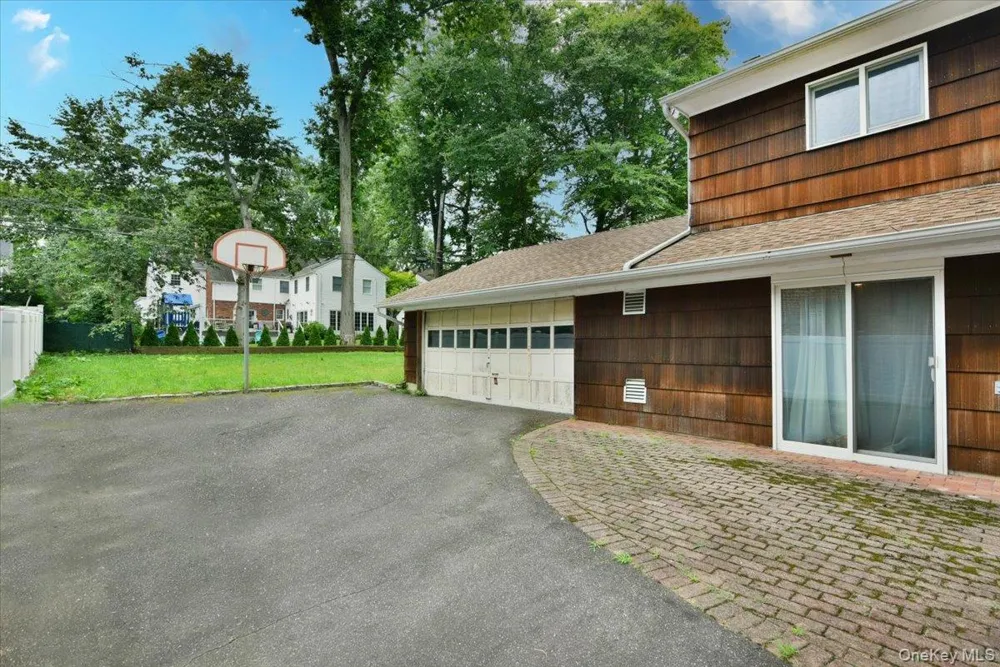 12 HUTCHINSON COURT Great Neck, NY 11023