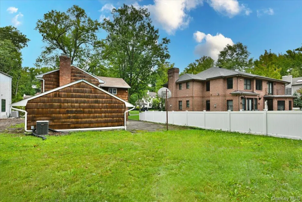 12 HUTCHINSON COURT Great Neck, NY 11023