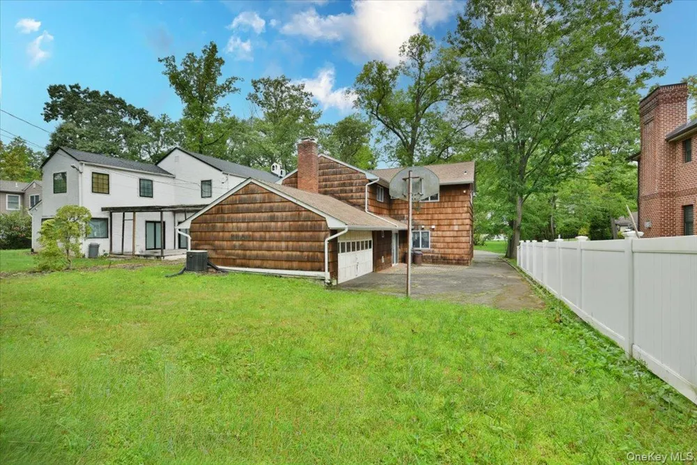 12 HUTCHINSON COURT Great Neck, NY 11023