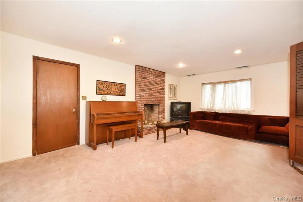 12 HUTCHINSON COURT Great Neck, NY 11023