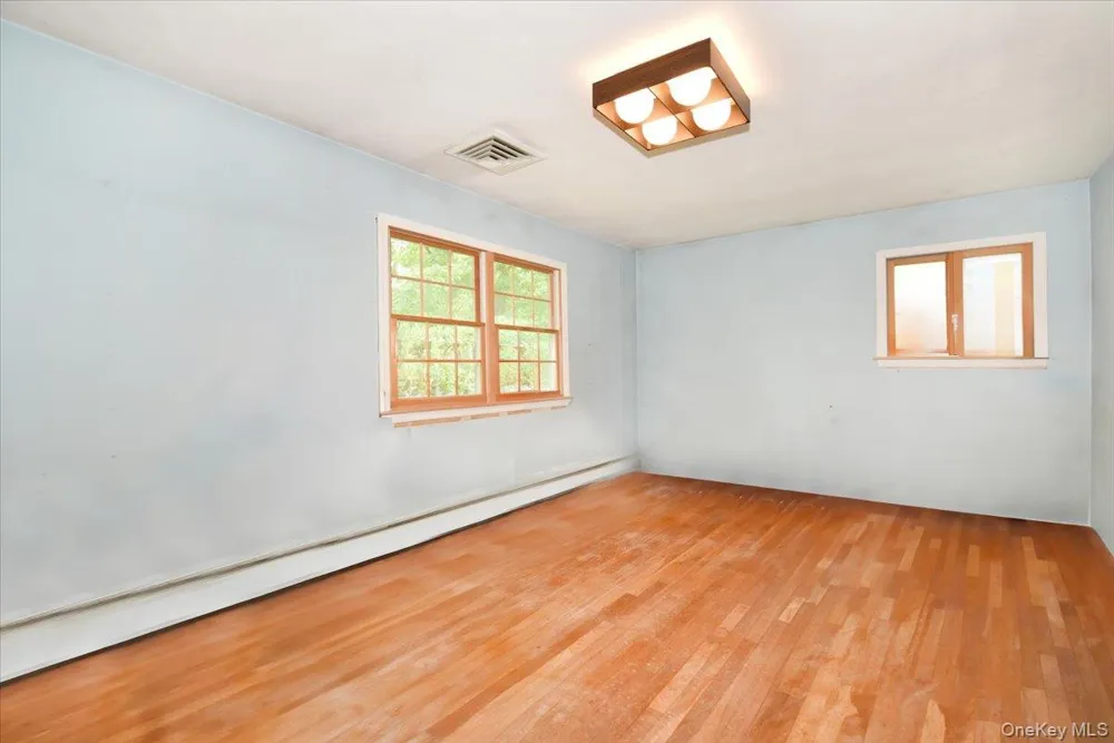 12 HUTCHINSON COURT Great Neck, NY 11023