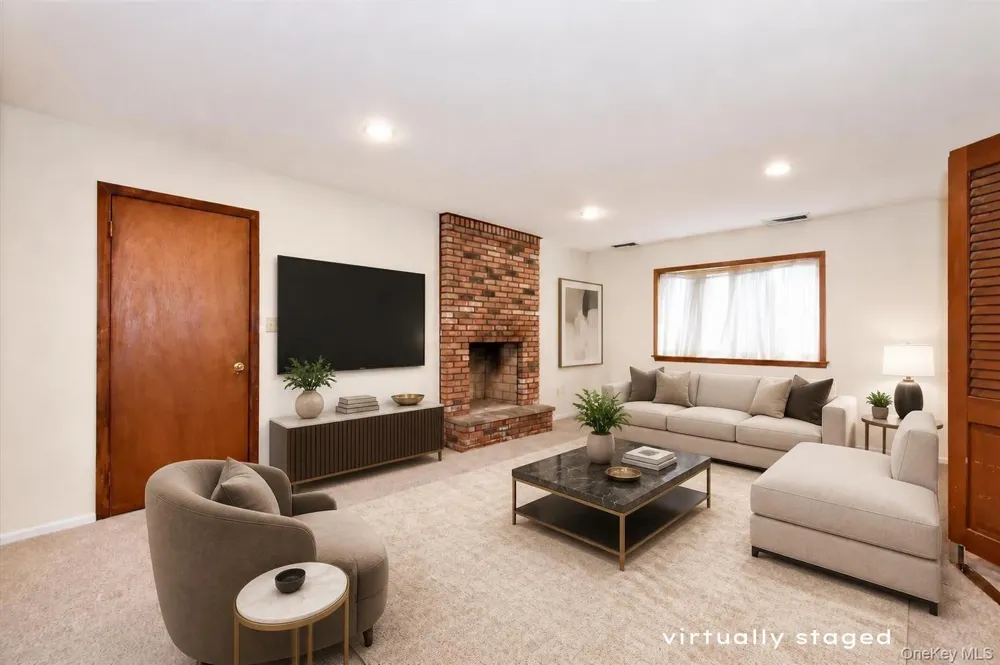 12 HUTCHINSON COURT Great Neck, NY 11023