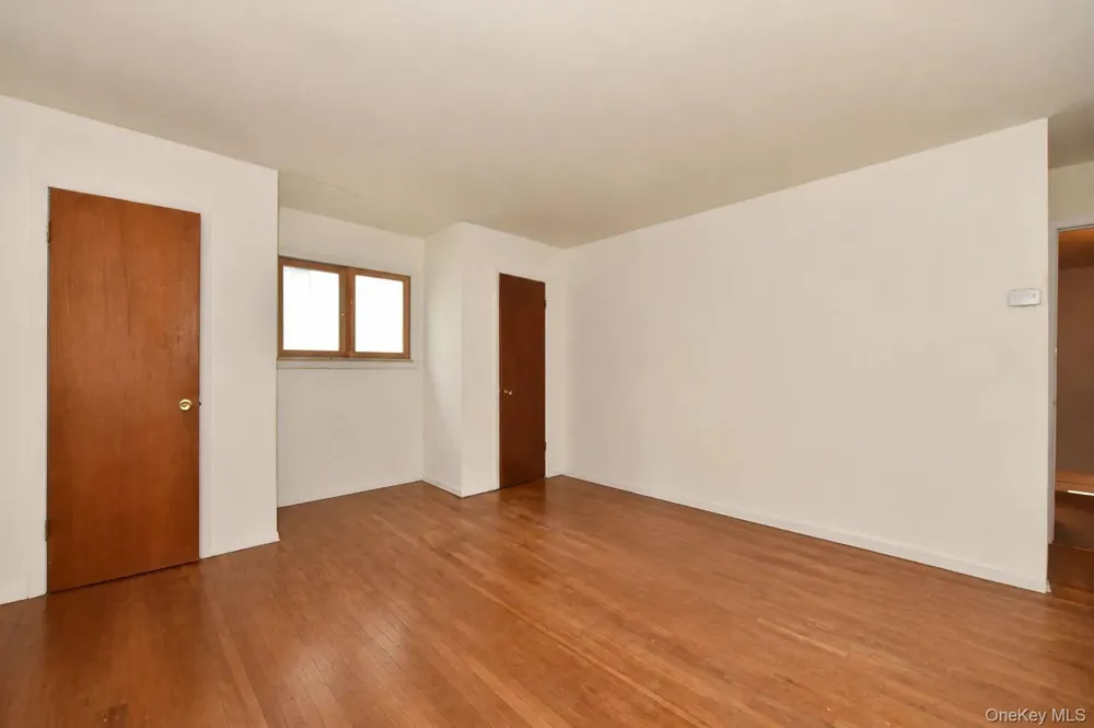 12 HUTCHINSON COURT Great Neck, NY 11023