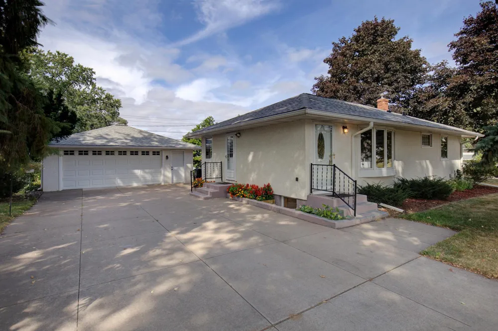 2115 English Street Maplewood, MN 55109