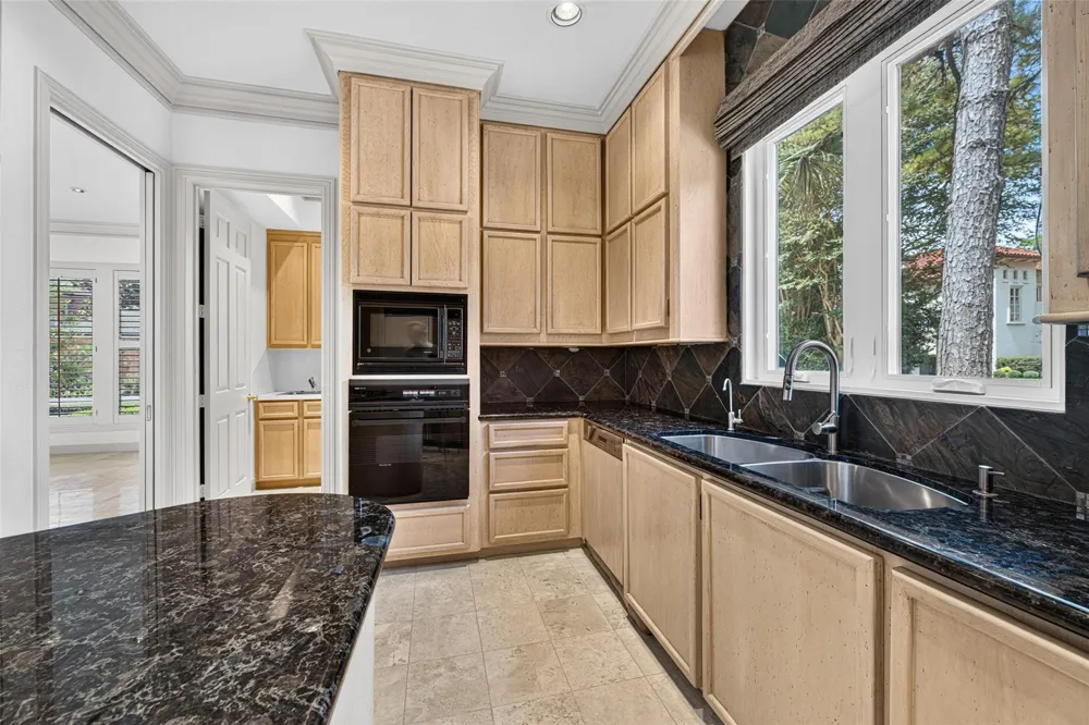 2 W Terrace Drive Houston, TX 77007