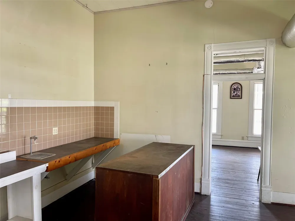 200 W Post Office Street Eagle Lake, TX 77434