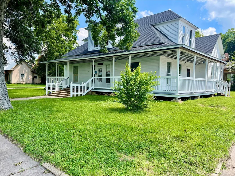 200 W Post Office Street Eagle Lake, TX 77434