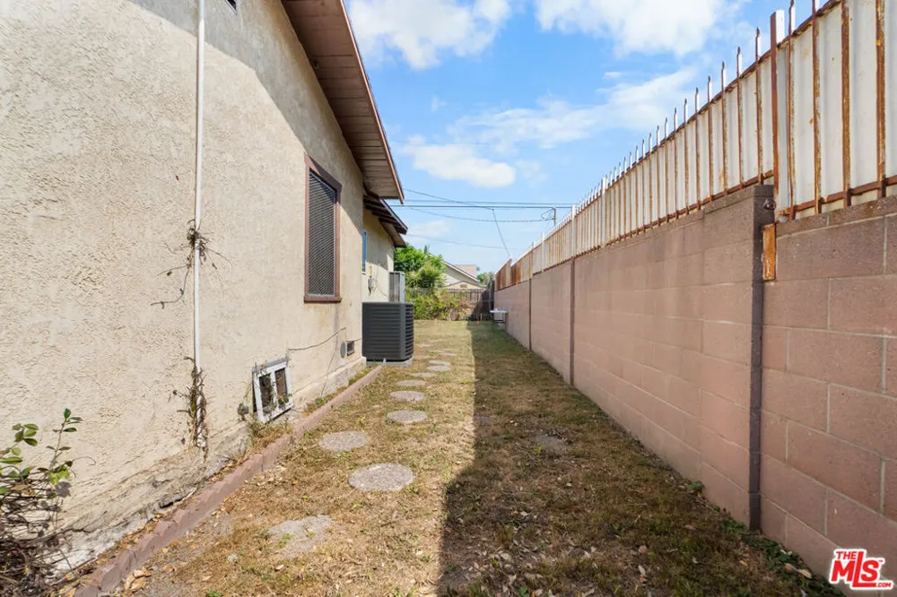 1351 W 70th Street Los Angeles, CA 90044
