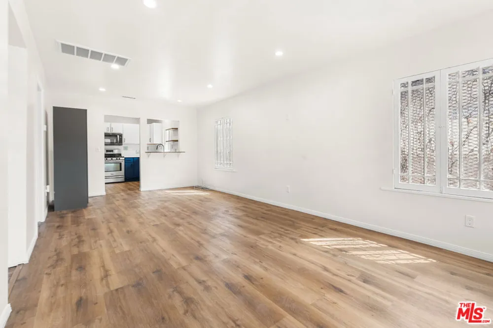 1351 W 70th Street Los Angeles, CA 90044