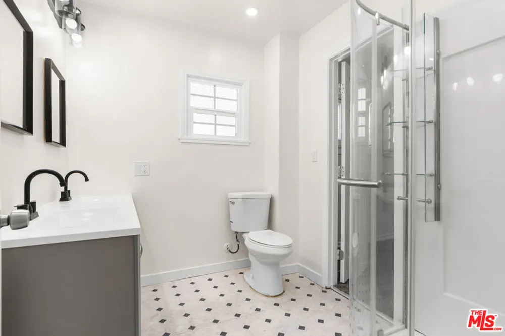 1351 W 70th Street Los Angeles, CA 90044