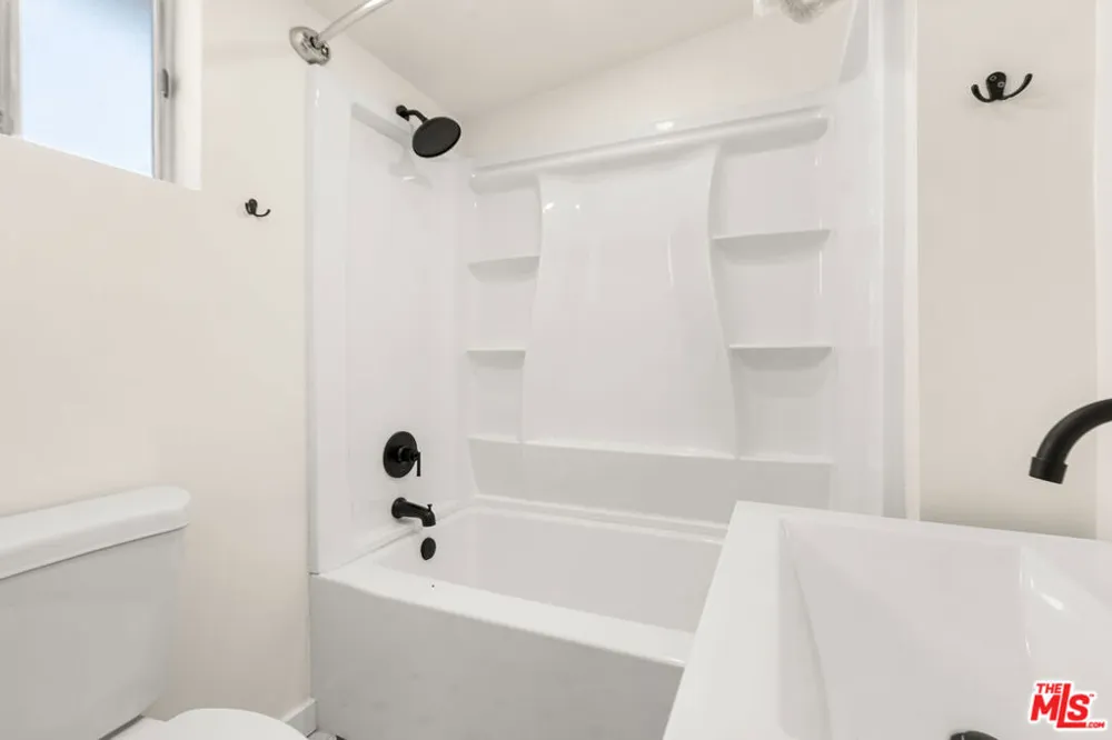 1351 W 70th Street Los Angeles, CA 90044