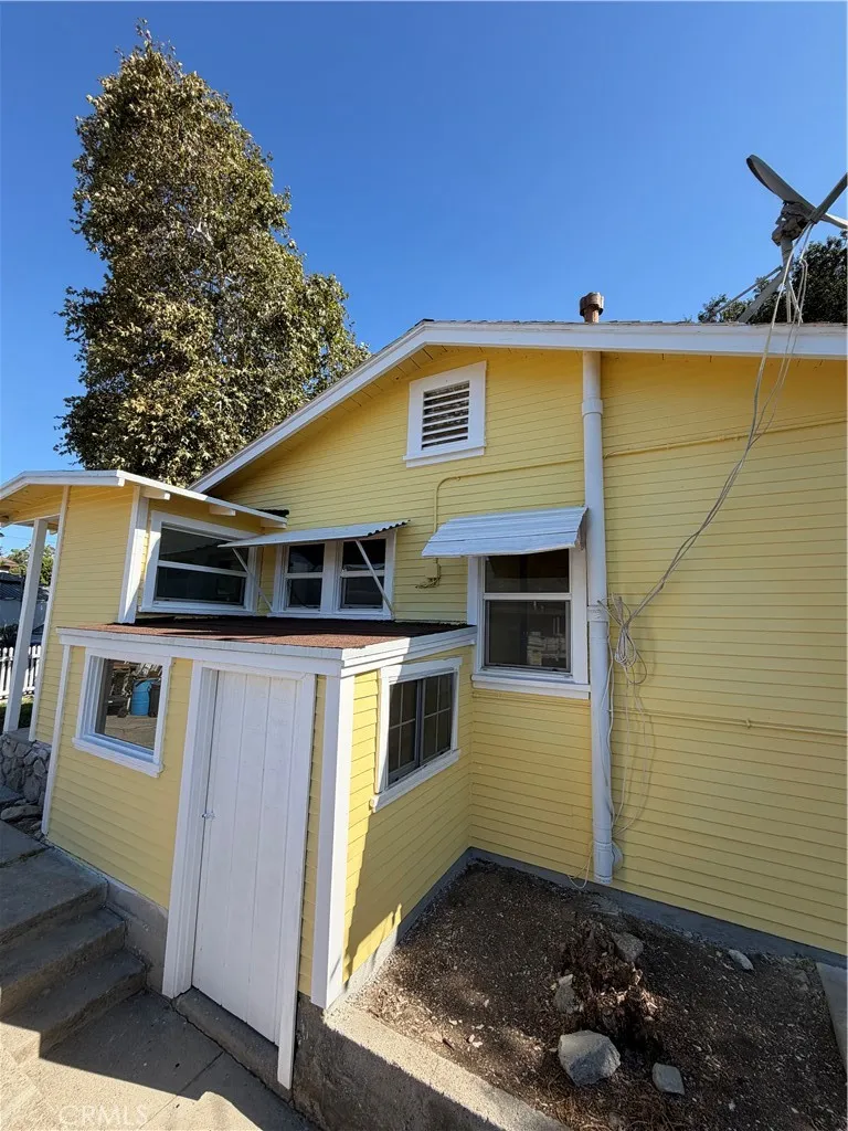2704 Mayfield Avenue Montrose, CA 91020