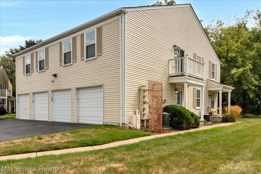 273 Inlet Court Walled Lake City, MI 48390