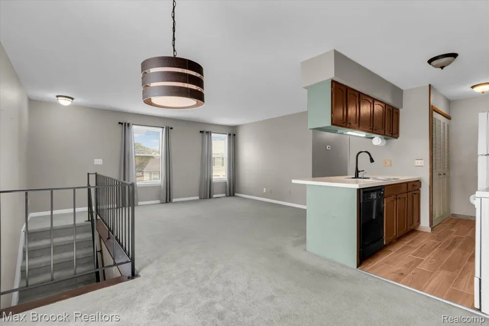 273 Inlet Court Walled Lake City, MI 48390