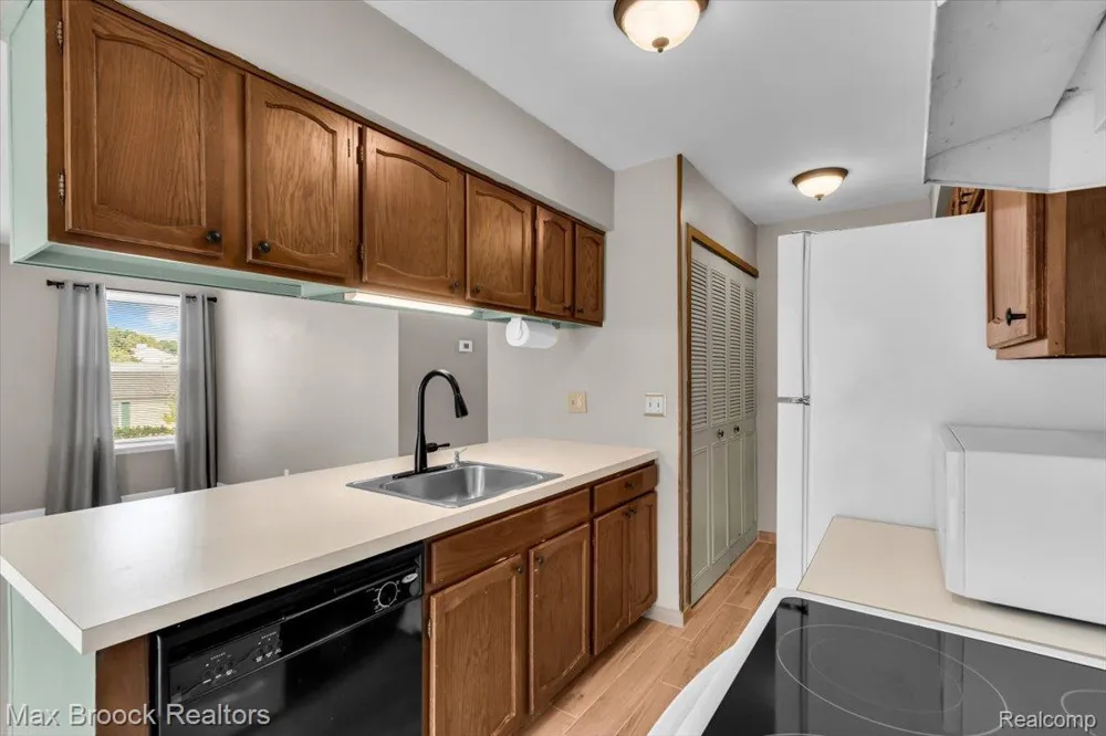 273 Inlet Court Walled Lake City, MI 48390
