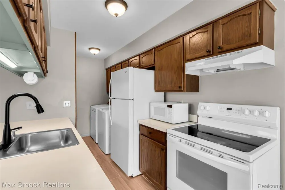 273 Inlet Court Walled Lake City, MI 48390