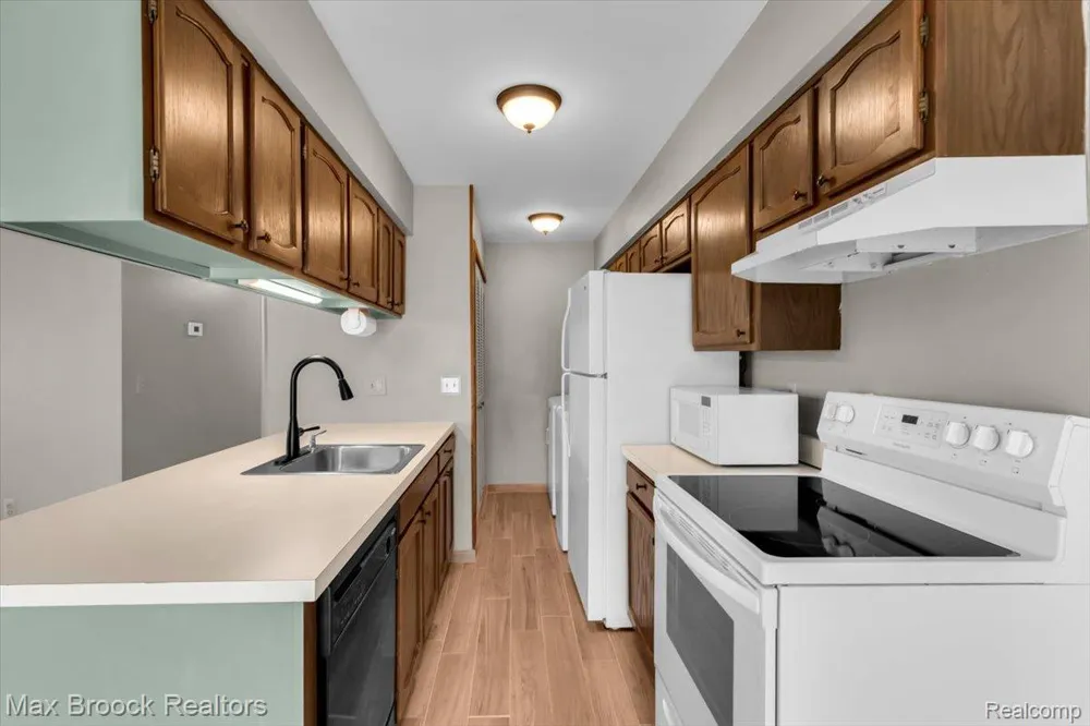 273 Inlet Court Walled Lake City, MI 48390