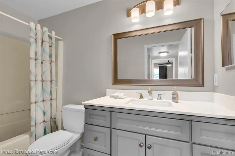 273 Inlet Court Walled Lake City, MI 48390