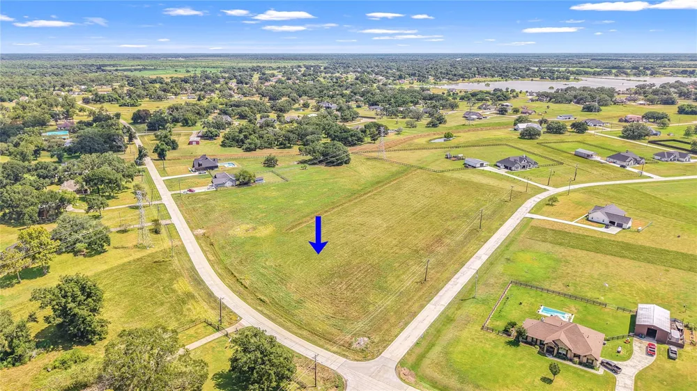713 Winchester Trail Angleton, TX 77515