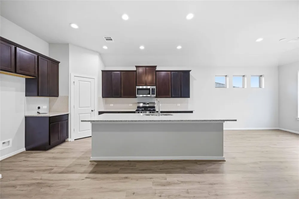 2512 Seneca Lake La Marque, TX 77568