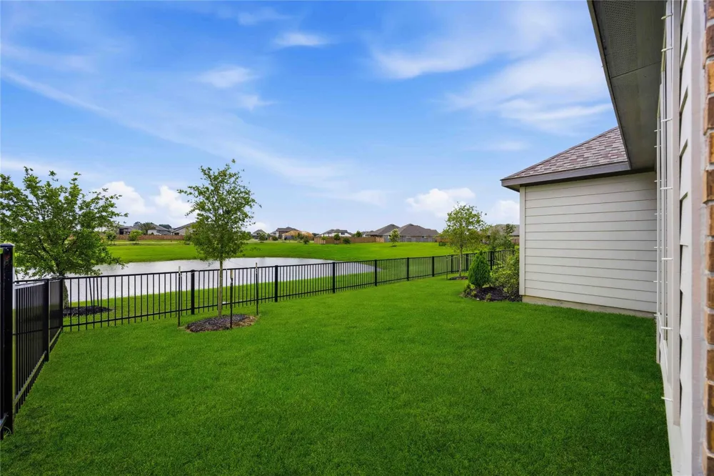 2512 Seneca Lake La Marque, TX 77568