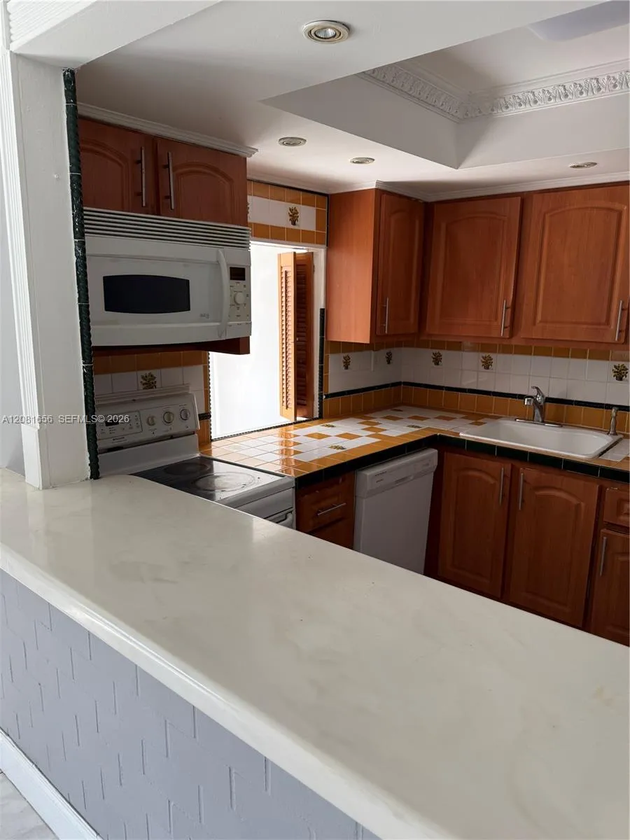 210 172 ST #326 Sunny Isles Beach, FL 33160
