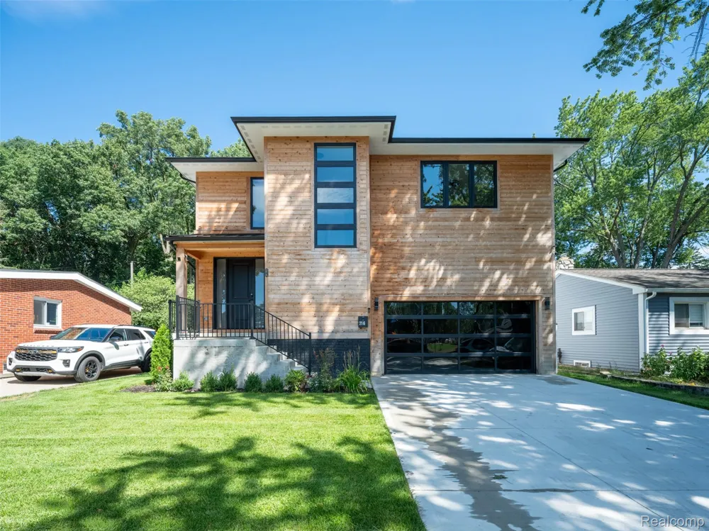216 W Bloomfield Avenue Royal Oak City, MI 48073
